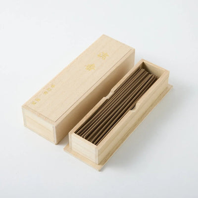 Jinkō Japanese agarwood incense sticks with rich aroma for relaxation and meditation.