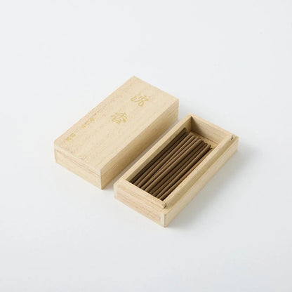 Jinkō Japanese agarwood incense sticks with rich aroma for relaxation and meditation.