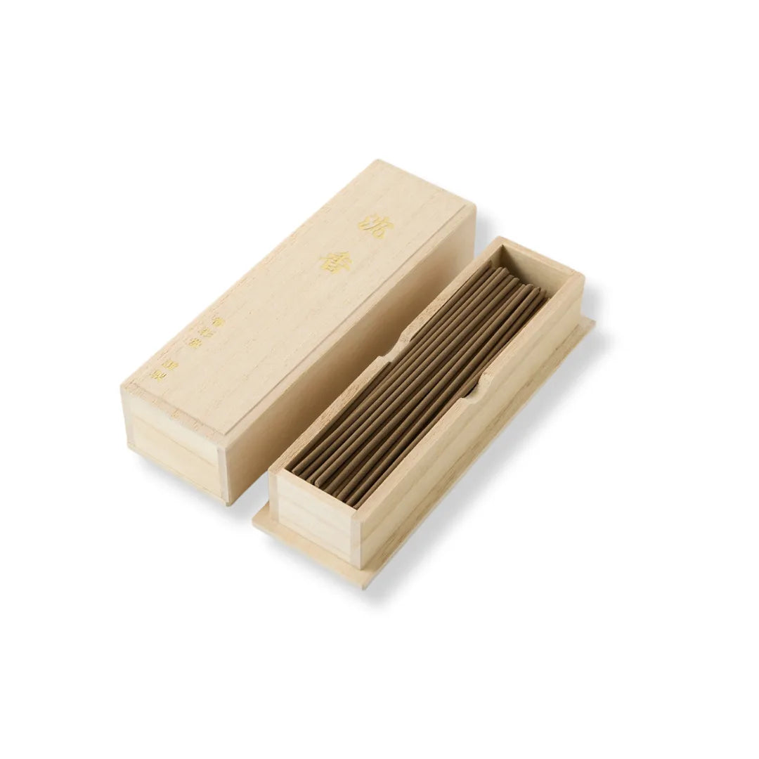 Jinkō Japanese agarwood incense sticks with rich aroma for relaxation and meditation.