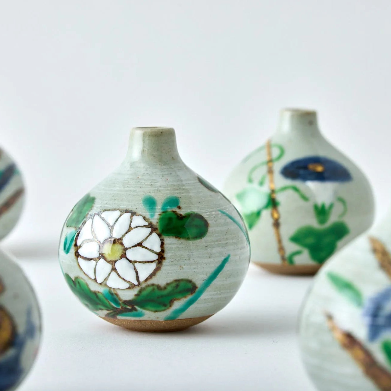 Kiku Tesai Kabin Japanese flower vase – handcrafted ceramic decor for ikebana and traditional Japanese interiors.