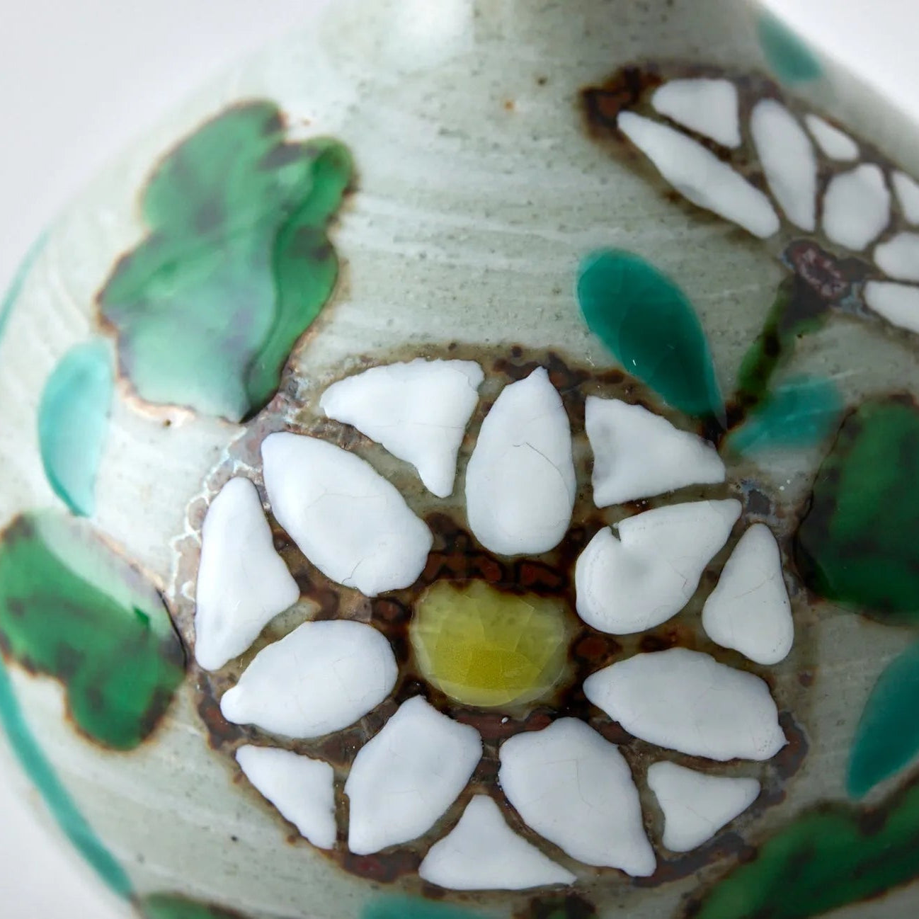 Kiku Tesai Kabin Japanese flower vase – handcrafted ceramic decor for ikebana and traditional Japanese interiors.