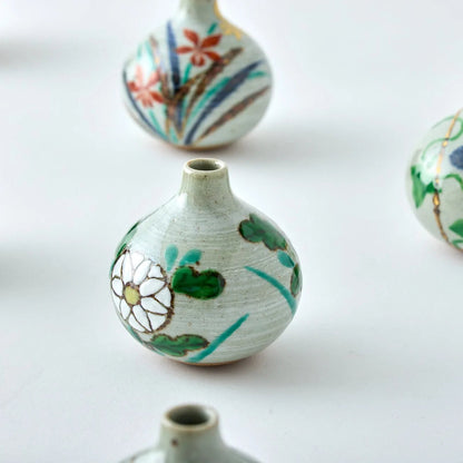 Kiku Tesai Kabin Japanese flower vase – handcrafted ceramic decor for ikebana and traditional Japanese interiors.