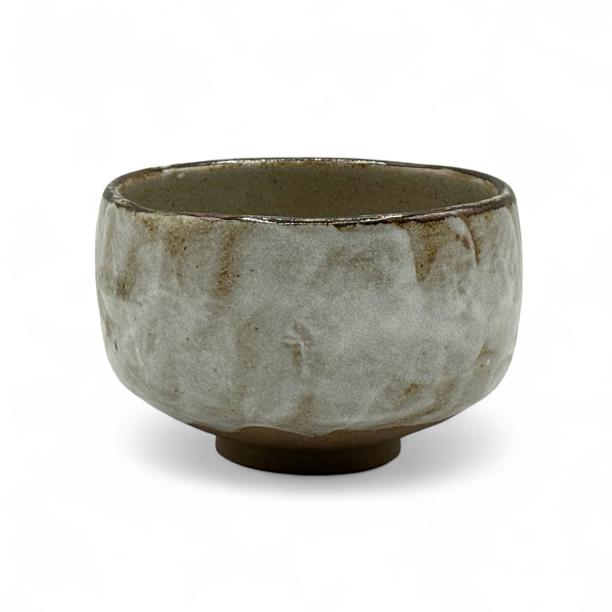 Gray Mino-yaki Japanese matcha bowl (chawan) with pouring spout, handmade ceramic bowl for whisking matcha tea and matcha lattes.