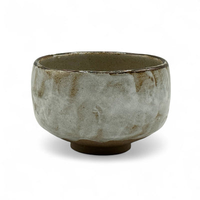 Gray Mino-yaki Japanese matcha bowl (chawan) with pouring spout, handmade ceramic bowl for whisking matcha tea and matcha lattes.