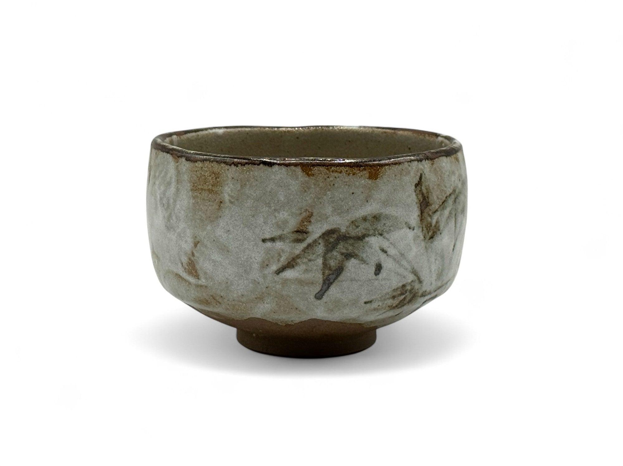 Gray Mino-yaki Japanese matcha bowl (chawan) with pouring spout, handmade ceramic bowl for whisking matcha tea and matcha lattes.