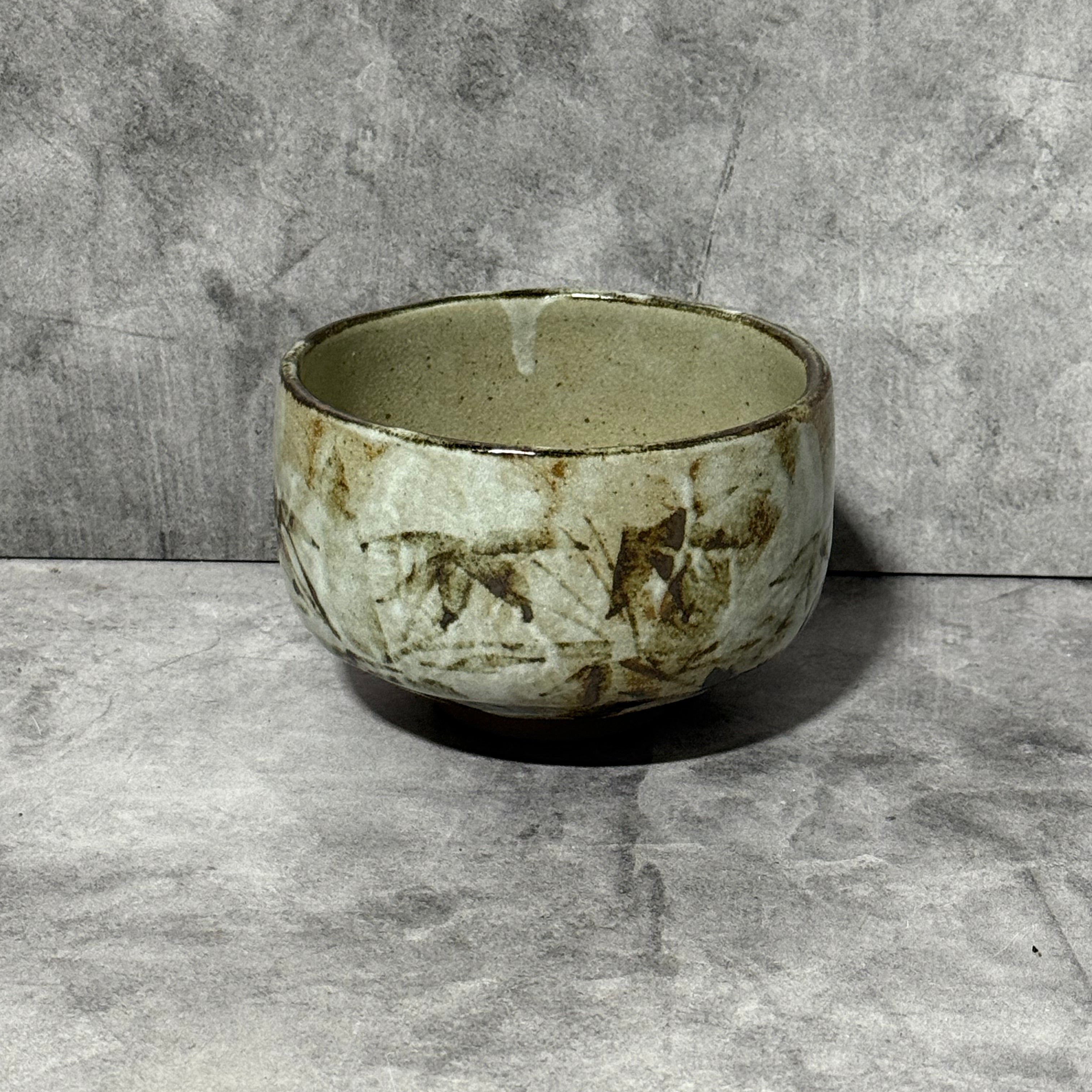 Gray Mino-yaki Japanese matcha bowl (chawan) with pouring spout, handmade ceramic bowl for whisking matcha tea and matcha lattes.