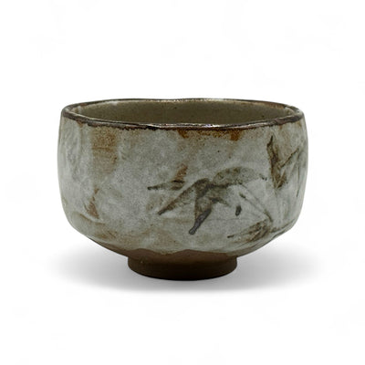 Gray Mino-yaki Japanese matcha bowl (chawan) with pouring spout, handmade ceramic bowl for whisking matcha tea and matcha lattes.