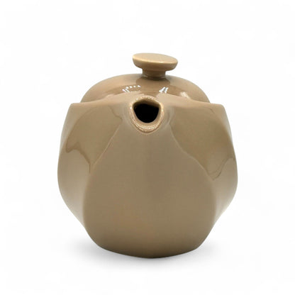 Rakuchin Beige Mino-yaki porcelain Kyusu teapot – traditional Japanese teaware handcrafted for elegant tea brewing.