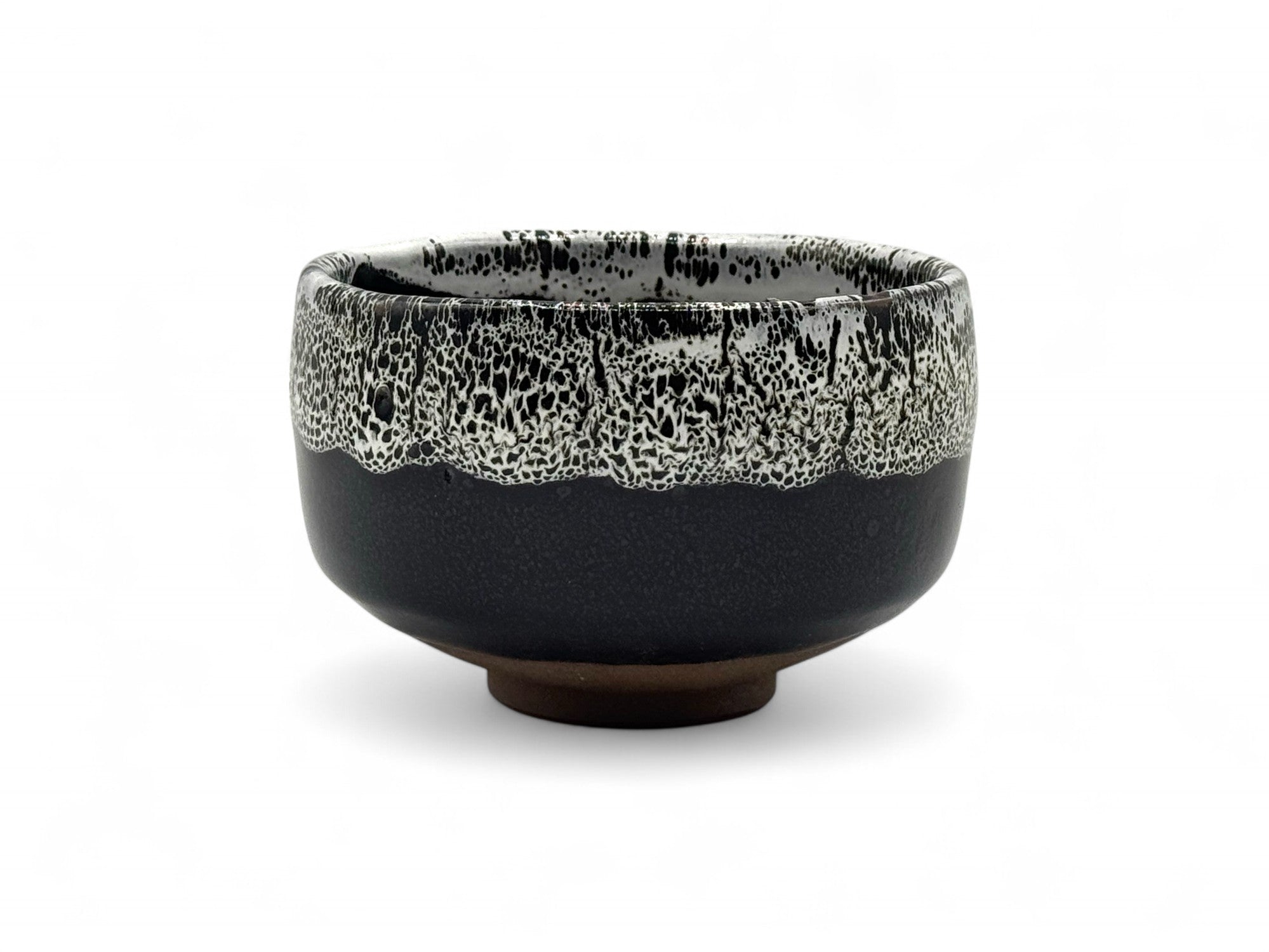 Tenmoku Shirasagashi black Mino-yaki chawan Japanese matcha bowl, handmade ceramic tea ceremony bowl for preparing traditional matcha tea.